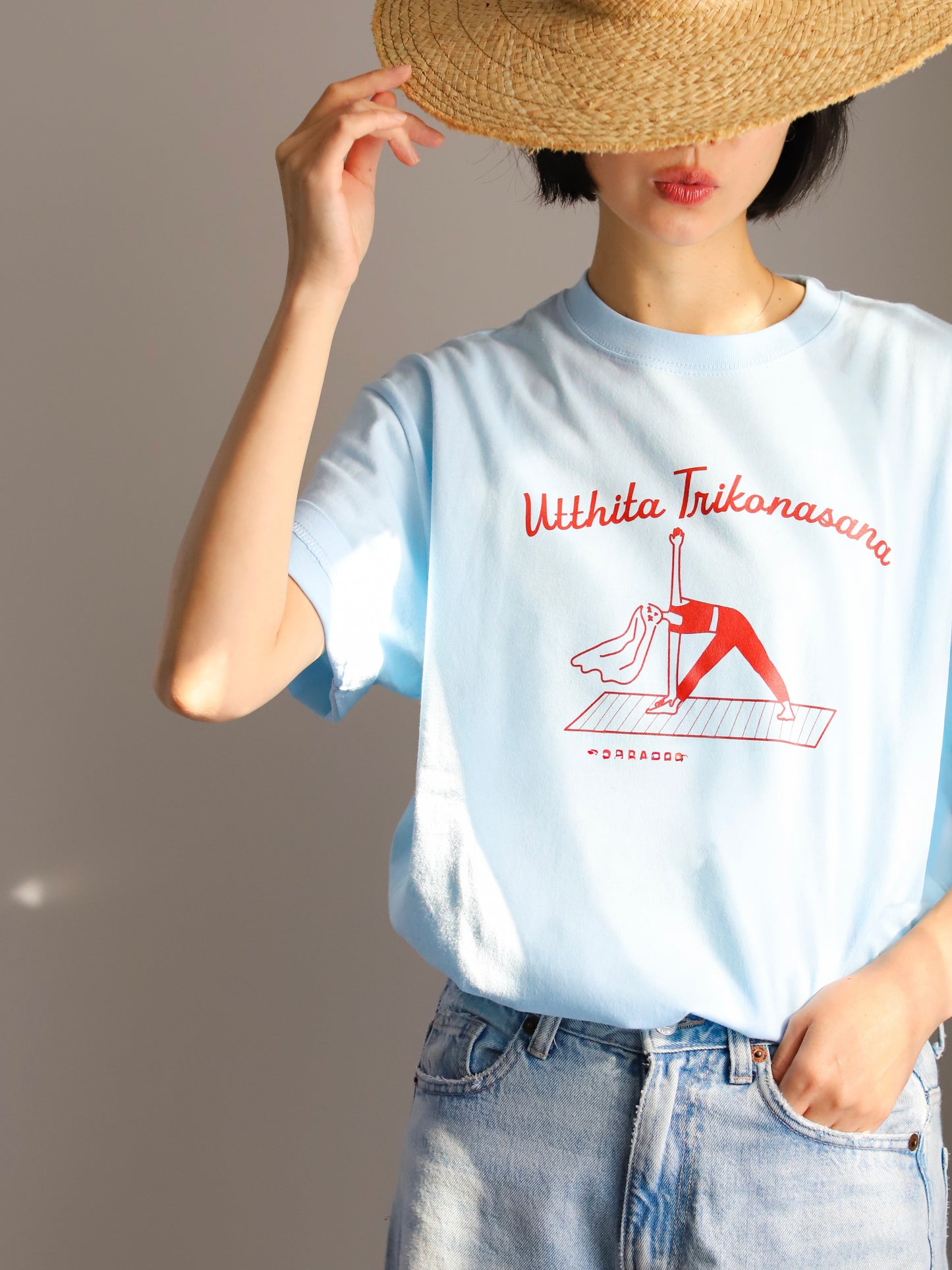 SRI.RAMANA.RITA.YOGUE Utthita Trikonasana  Tシャツ（ライトブルー×レッド）