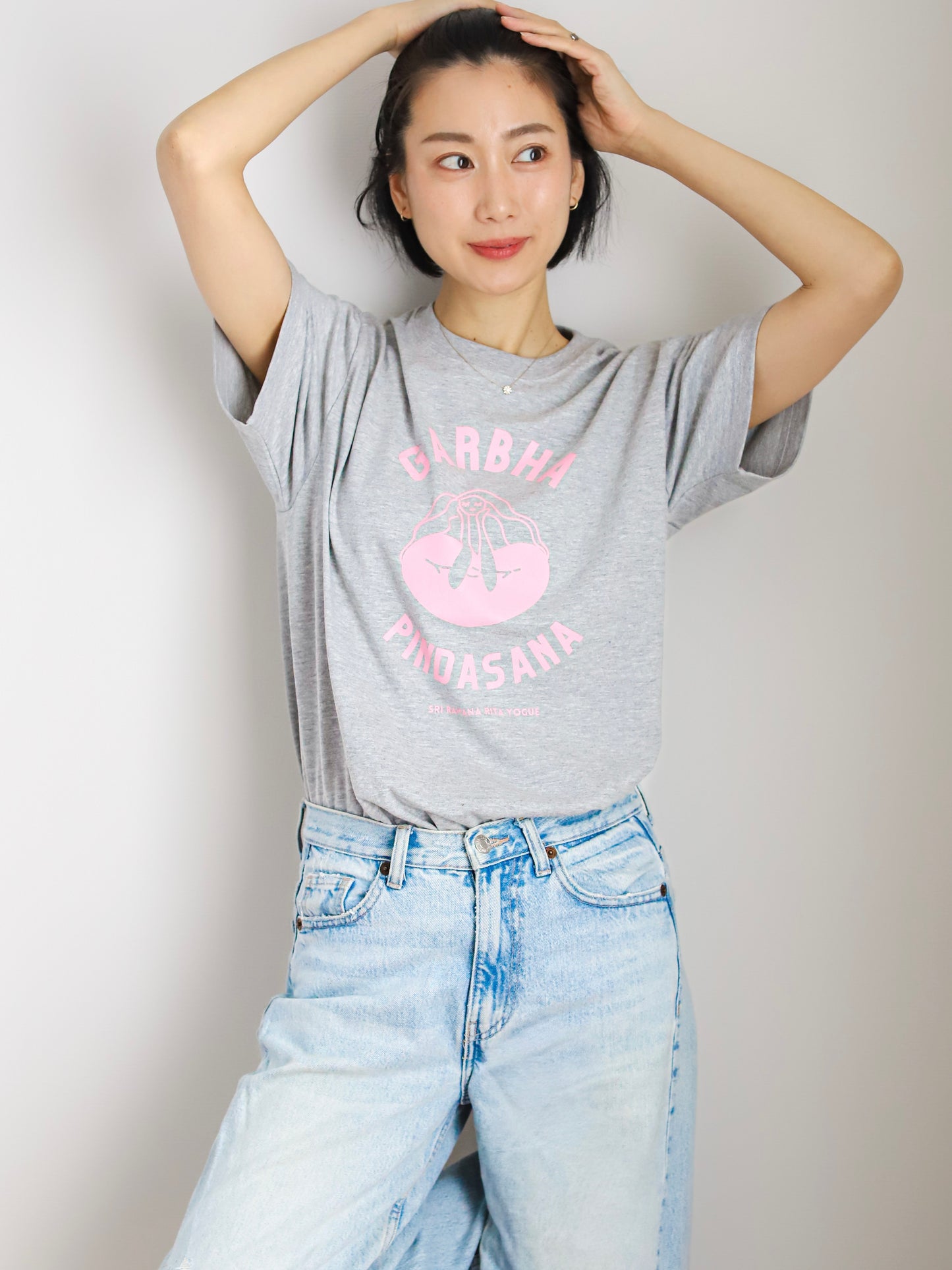 SRI.RAMANA.RITA.YOGUE 　GARBHA PINDASNA ガルバピンダーサナ Tシャツ（ライトグレー×ライトピンク）