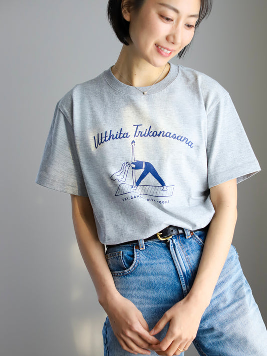 SRI.RAMANA.RITA.YOGUE Utthita Trikonasana Tシャツ（ライトグレー×ネイビー）