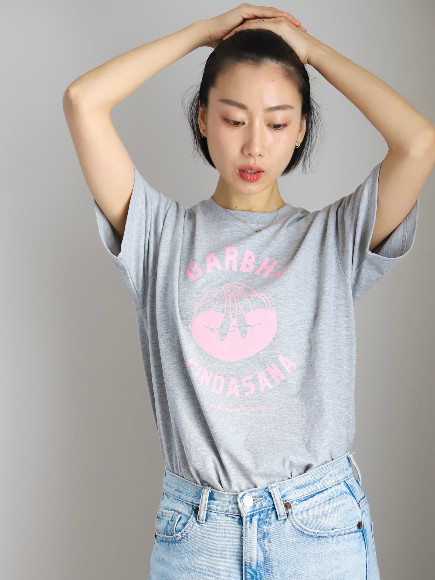 SRI.RAMANA.RITA.YOGUE 　GARBHA PINDASNA ガルバピンダーサナ Tシャツ（ライトグレー×ライトピンク）