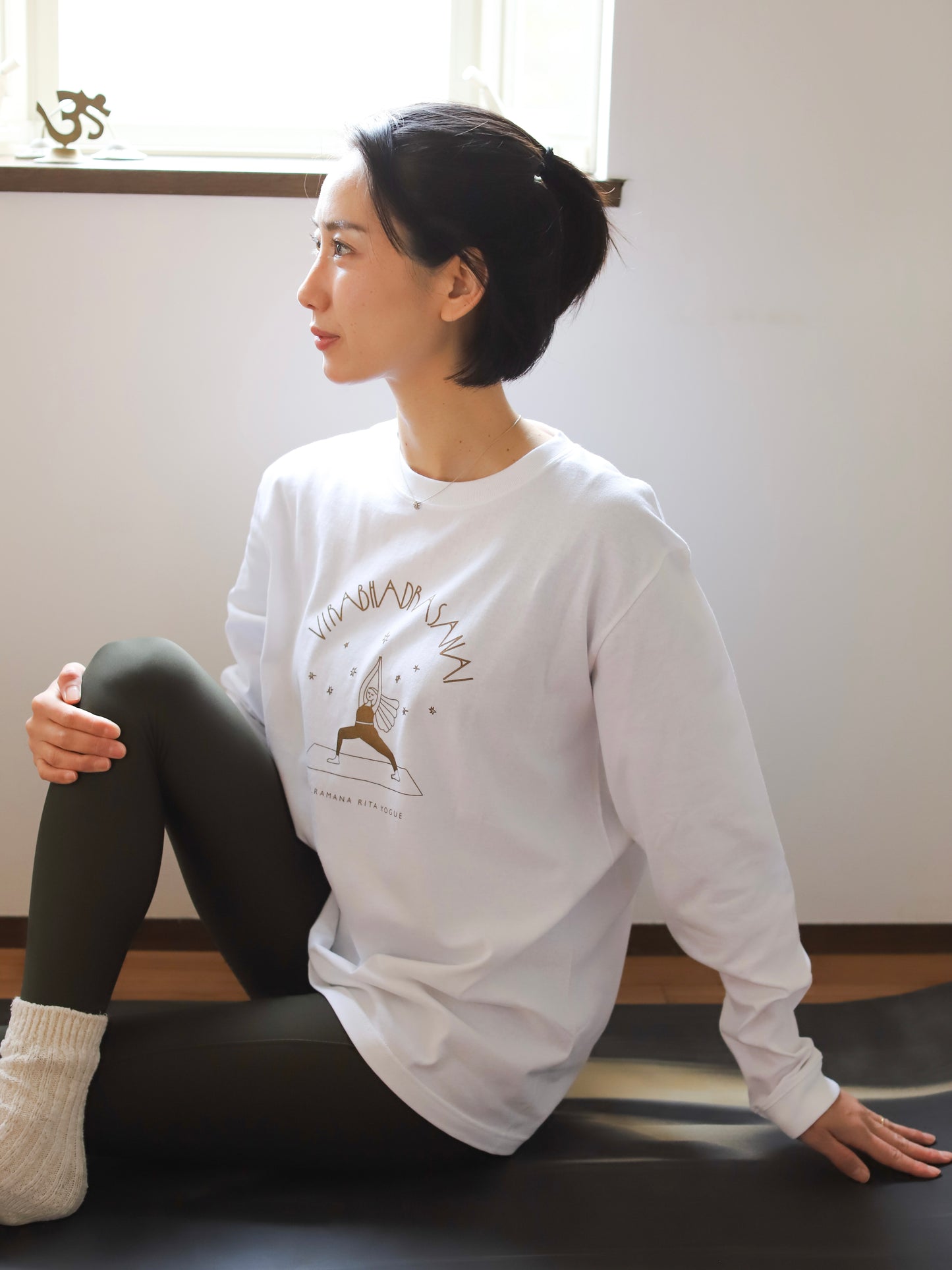 SRI.RAMANA.RITA.YOGUE VirabhadrasanaⅠ  ロングTシャツ（ホワイト×ゴールド）