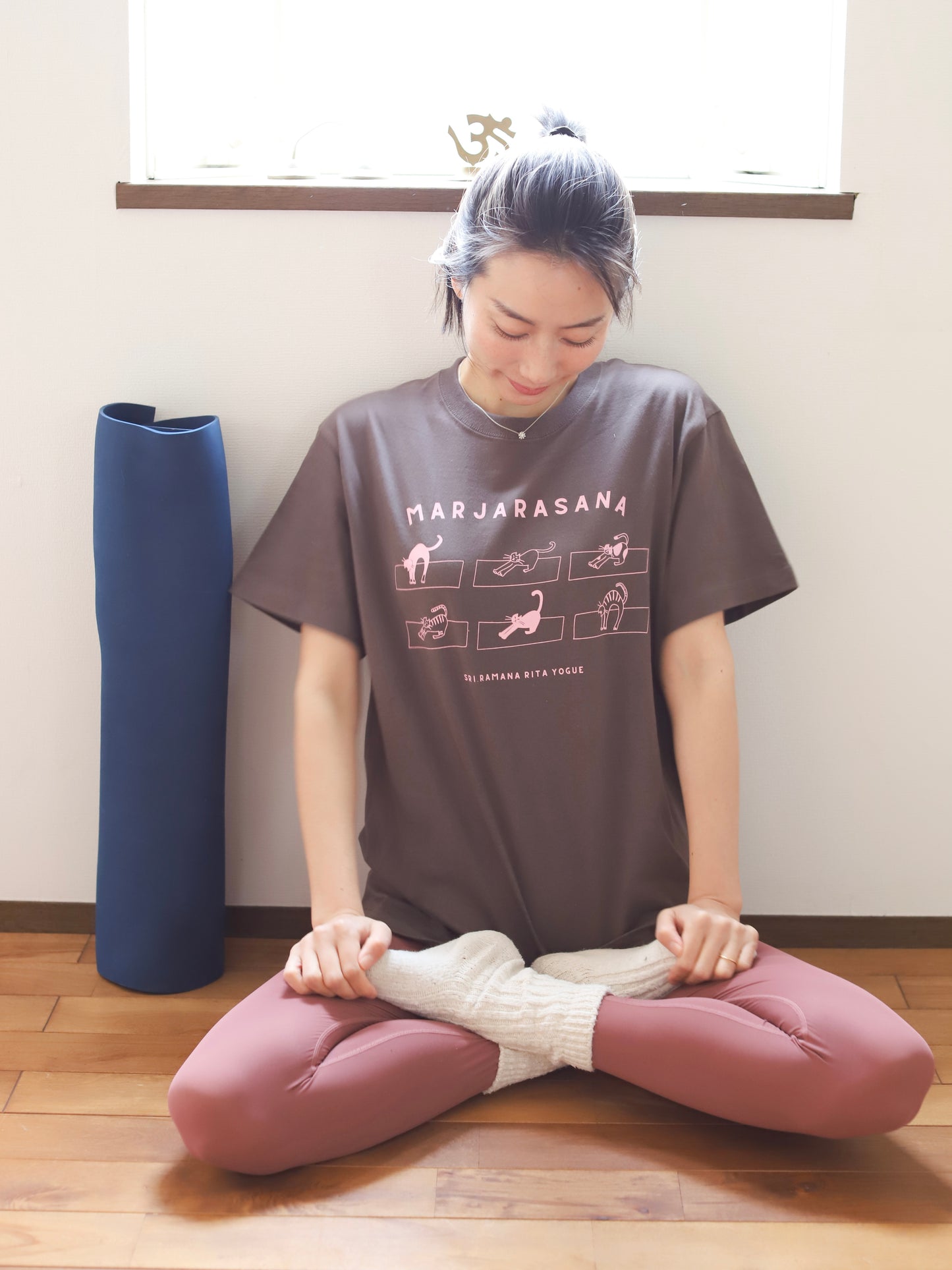 SRI.RAMANA.RITA.YOGUE MARJARASANA 猫のポーズ Tシャツ（こげ茶×ピンク）