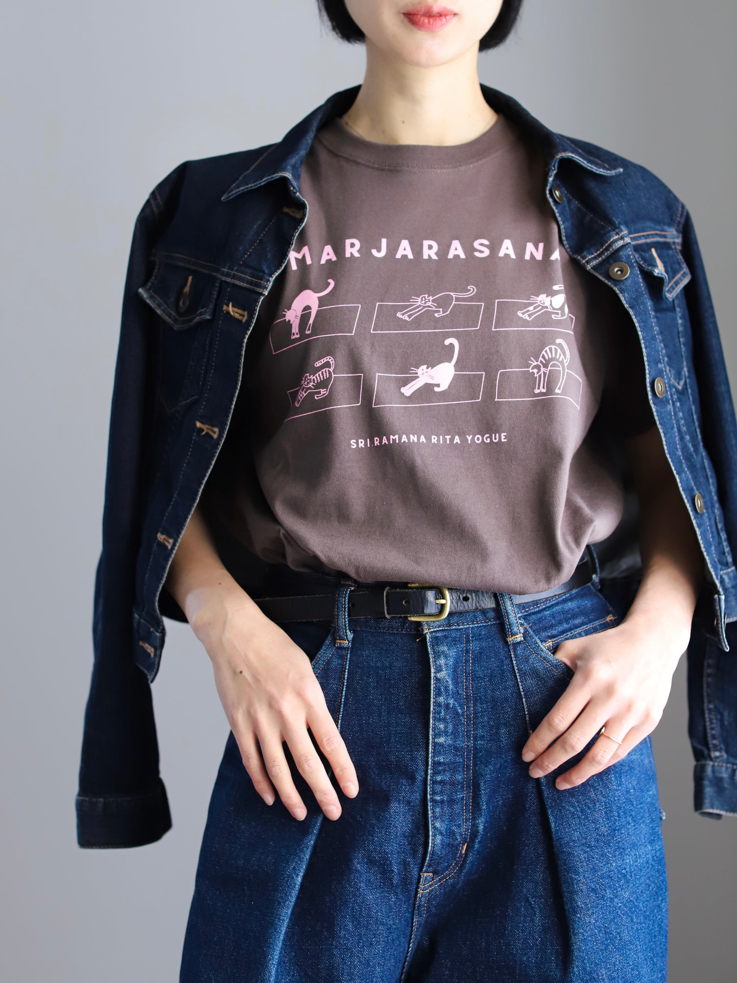 SRI.RAMANA.RITA.YOGUE MARJARASANA 猫のポーズ Tシャツ（こげ茶×ピンク）