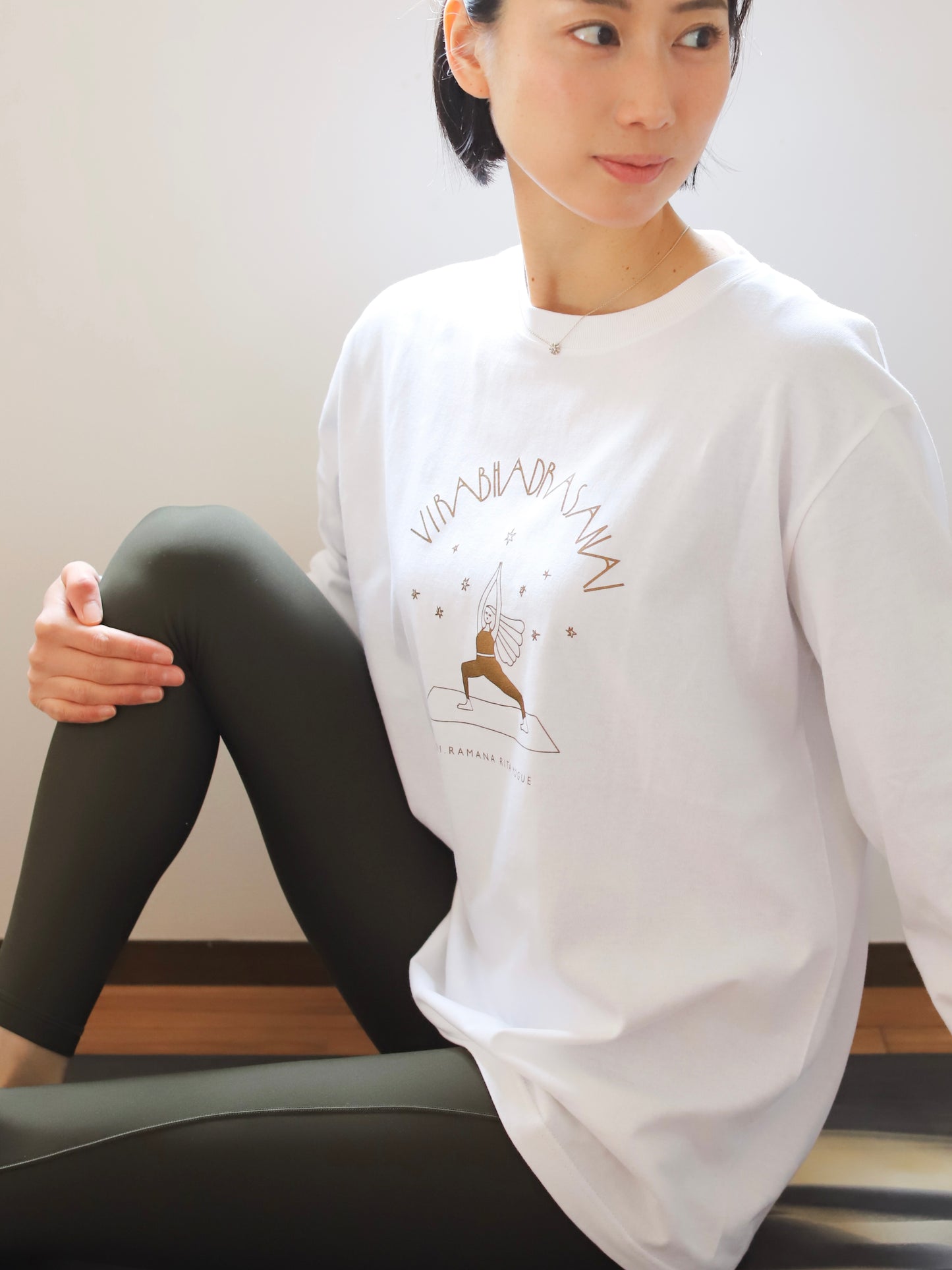 SRI.RAMANA.RITA.YOGUE VirabhadrasanaⅠ  ロングTシャツ（ホワイト×ゴールド）
