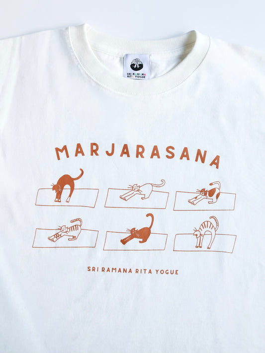 SRI.RAMANA.RITA.YOGUE MARJARASANA 猫のポーズ Tシャツ（オフホワイト×テラコッタブラウン）