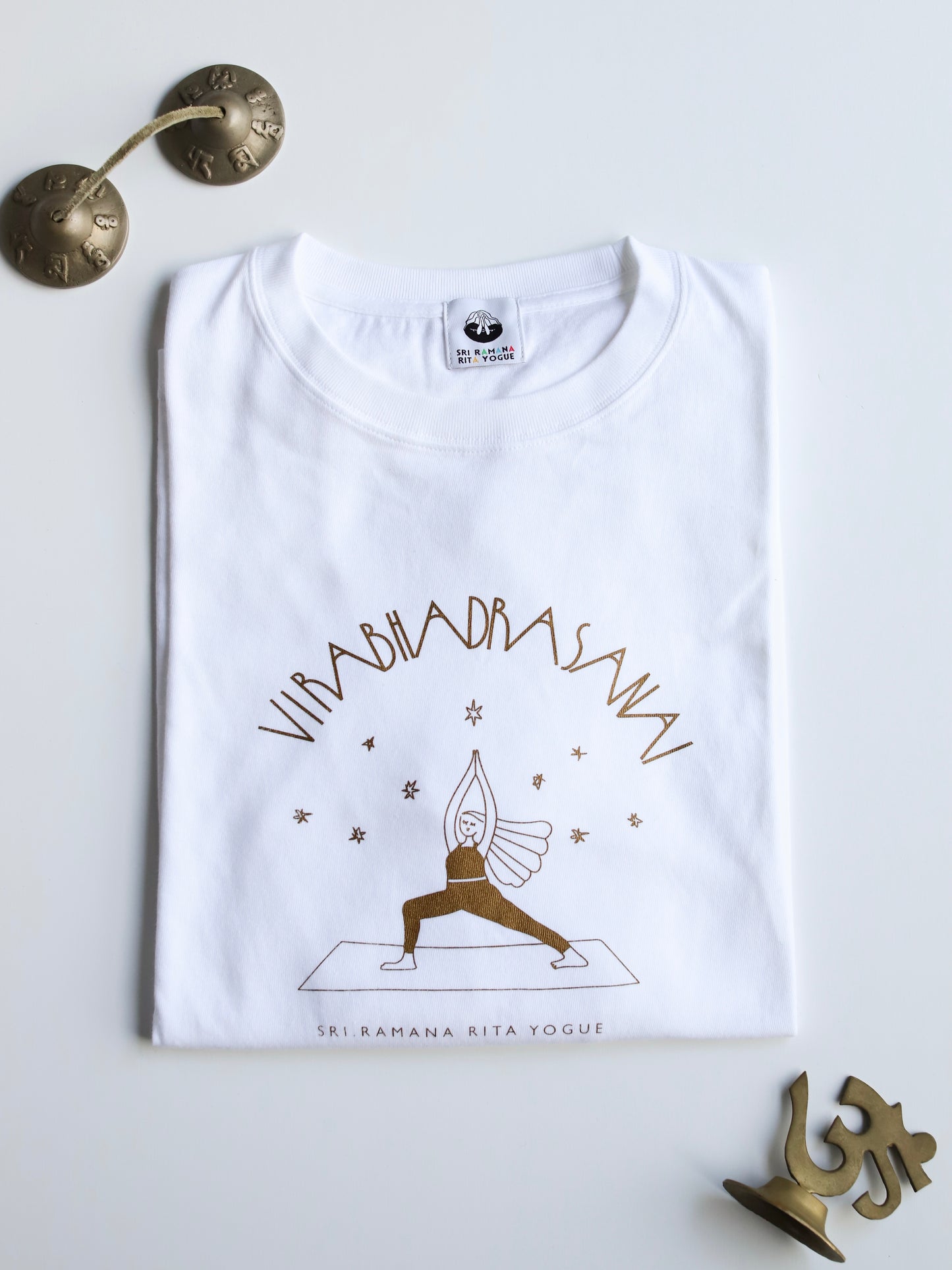 SRI.RAMANA.RITA.YOGUE VirabhadrasanaⅠ  ロングTシャツ（ホワイト×ゴールド）