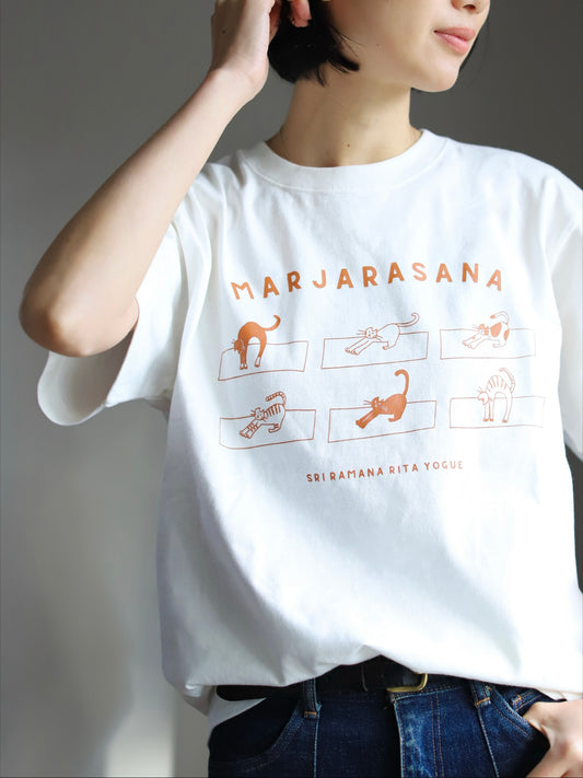 SRI.RAMANA.RITA.YOGUE MARJARASANA 猫のポーズ Tシャツ（オフホワイト×テラコッタブラウン）