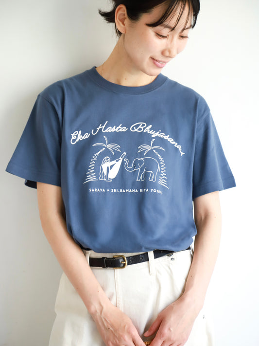 【限定】SARAYA × SRI.RAMANA RITA YOGUE　Eka Hasta Bhujasana Tシャツ（ライトネイビーグリーン）