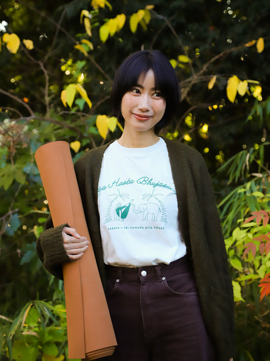 【限定】SARAYA × SRI.RAMANA RITA YOGUE　Eka Hasta Bhujasana Tシャツ（オフホワイト×グリーン）