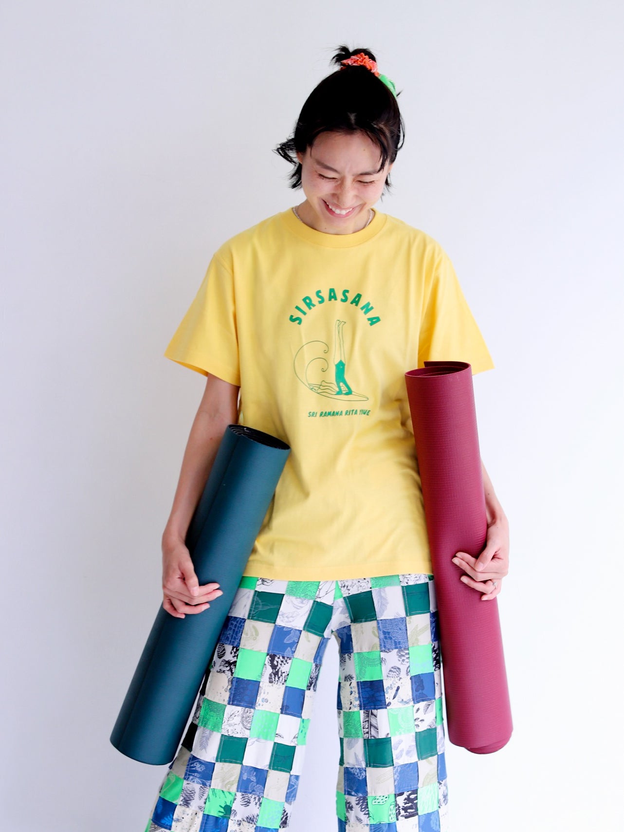 SRI.RAMANA.RITA.YOGUE  SIRSASANA Tシャツ（イエロー×グリーン）