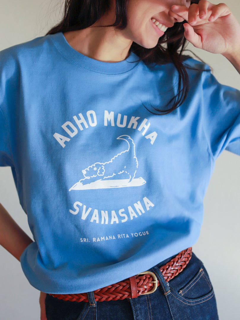 SRI.RAMANA.RITA.YOGUE 　ADHOMUKHA SVANASANA ／ダウンドッグ　Tシャツ（スカイブルー×白）