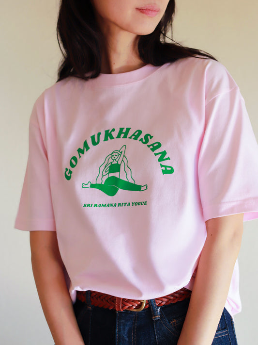 SRI.RAMANA.RITA.YOGUE  GOMUKHASANA　ゴームカーサナ／牛の顔のポーズ　Tシャツ(ピンク×グリーン）