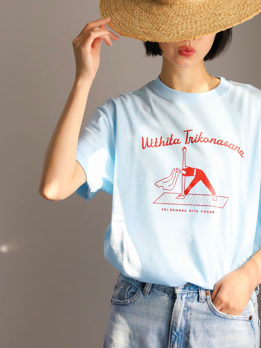 SRI.RAMANA.RITA.YOGUE Utthita Trikonasana  Tシャツ（ライトブルー×レッド）