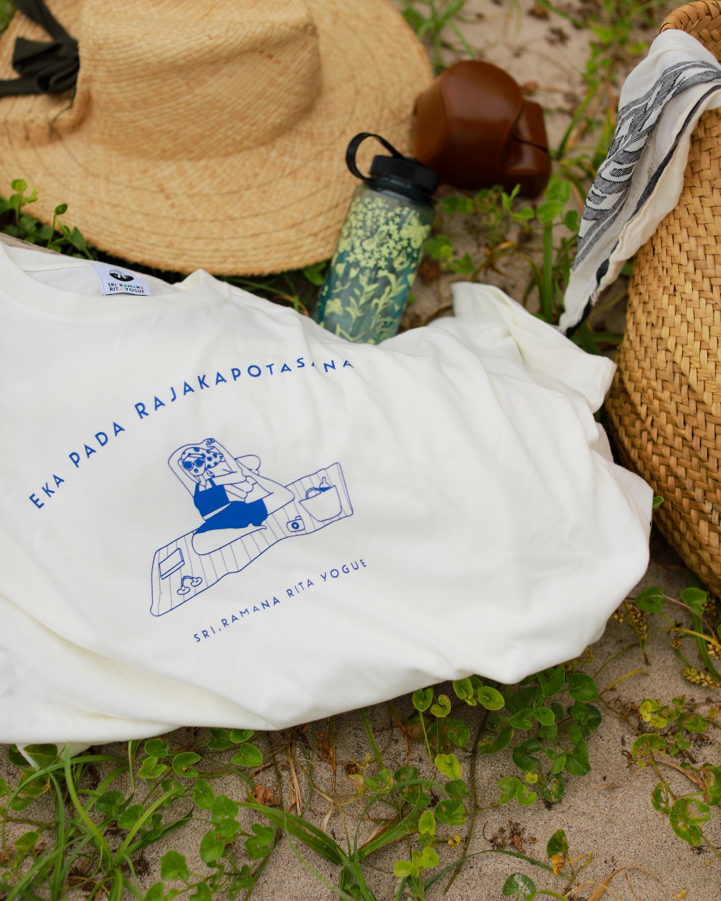 SRI.RAMANA.RITA.YOGUE/EKA PADA RAJAKAPOTASANA Tシャツ（白×ブルー）