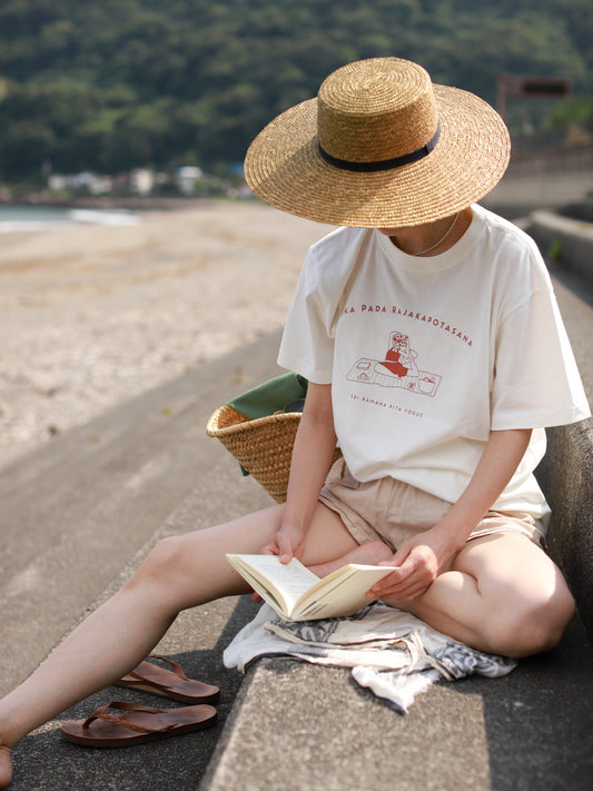 SRI.RAMANA.RITA.YOGUE/EKA PADA RAJAKAPOTASANA Tシャツ（白×テラコッタレッド）