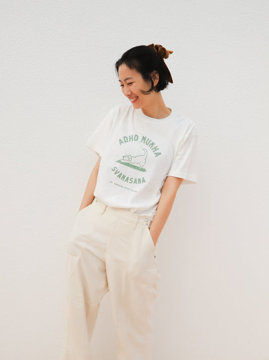 SRI.RAMANA.RITA.YOGUE／ADHO MUKHA SVANASANA　Tシャツ（オフホワイト×モスグリーン）