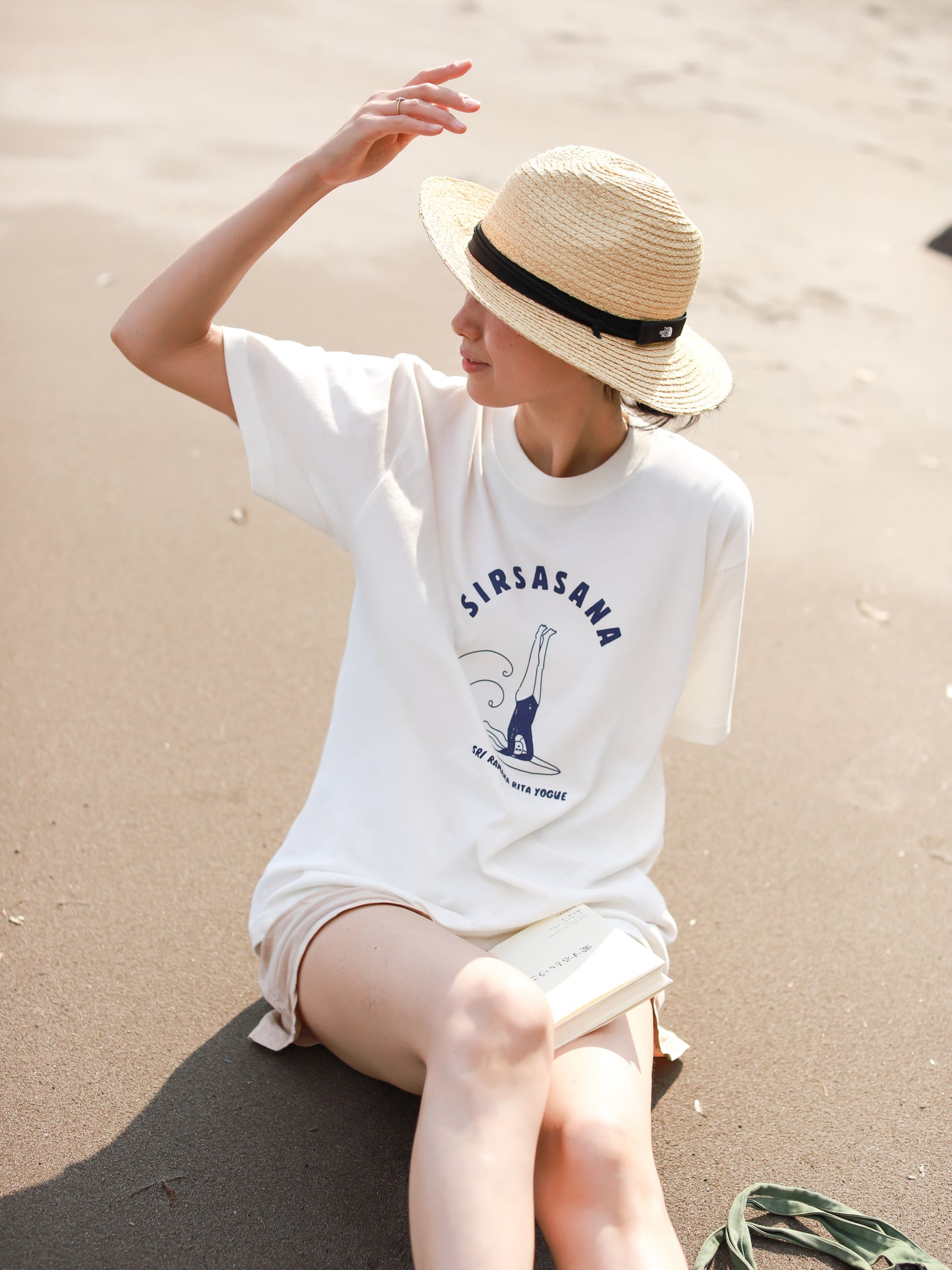 SRI.RAMANA.RITA.YOGUE  SIRSASANA Tシャツ（オフホワイト×ネイビー）