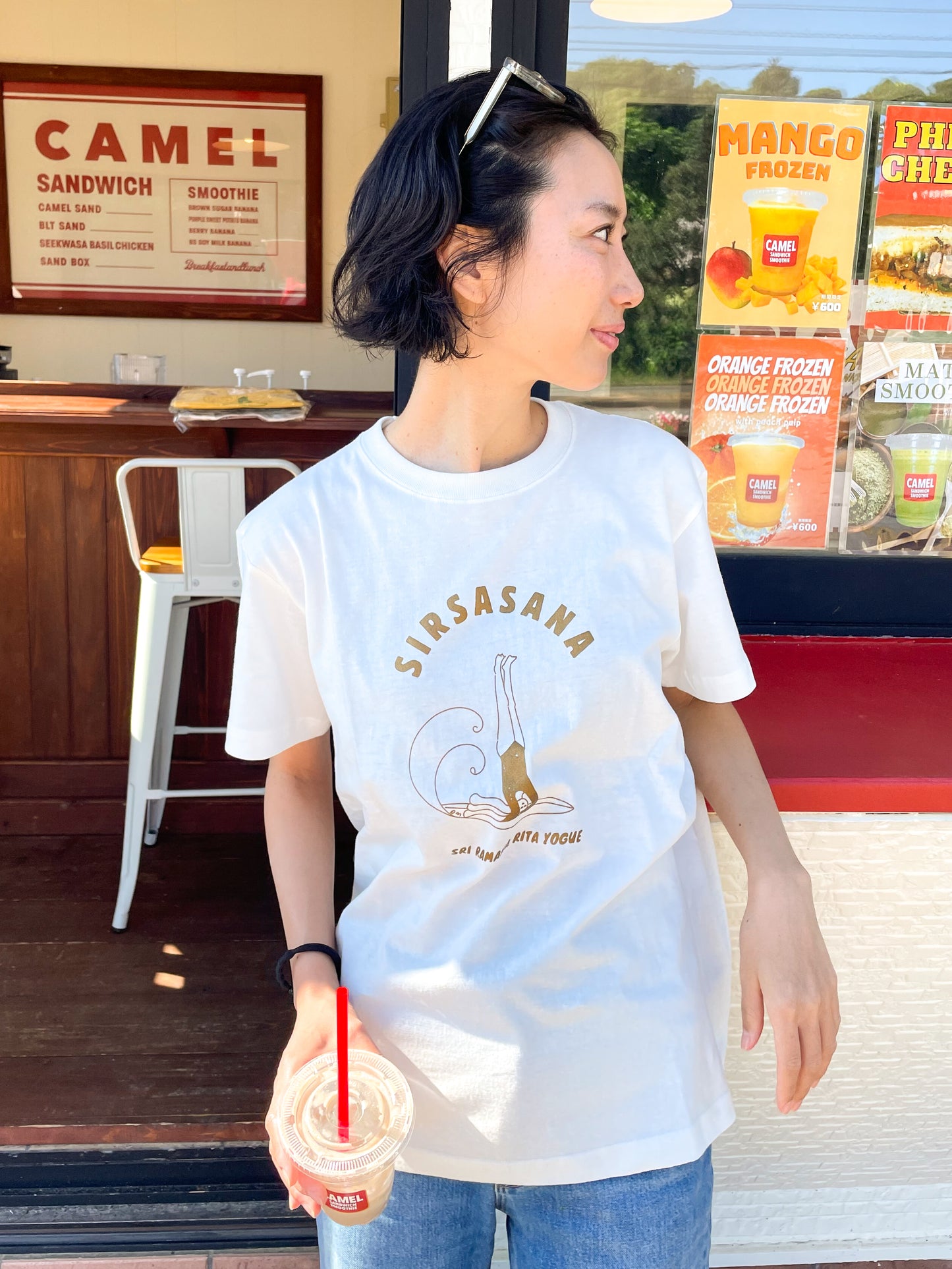 SRI.RAMANA.RITA.YOGUE SIRSASANA Tシャツ（オフホワイト×ゴールド）