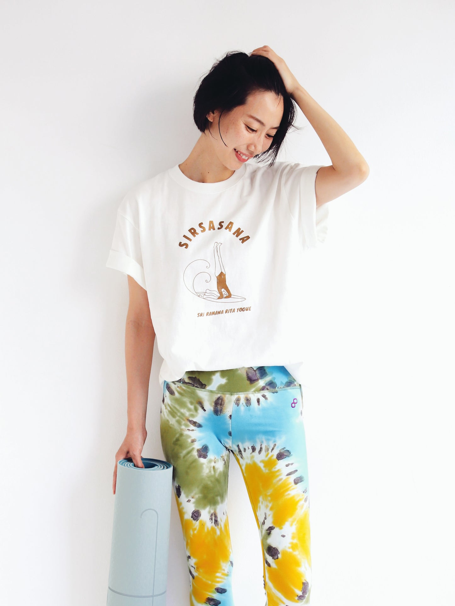 SRI.RAMANA.RITA.YOGUE SIRSASANA Tシャツ（オフホワイト×ゴールド）