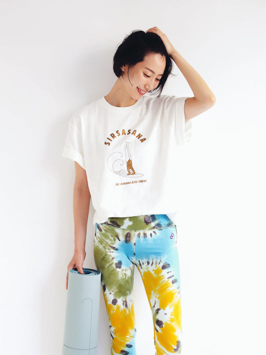SRI.RAMANA.RITA.YOGUE SIRSASANA Tシャツ（オフホワイト×ゴールド）