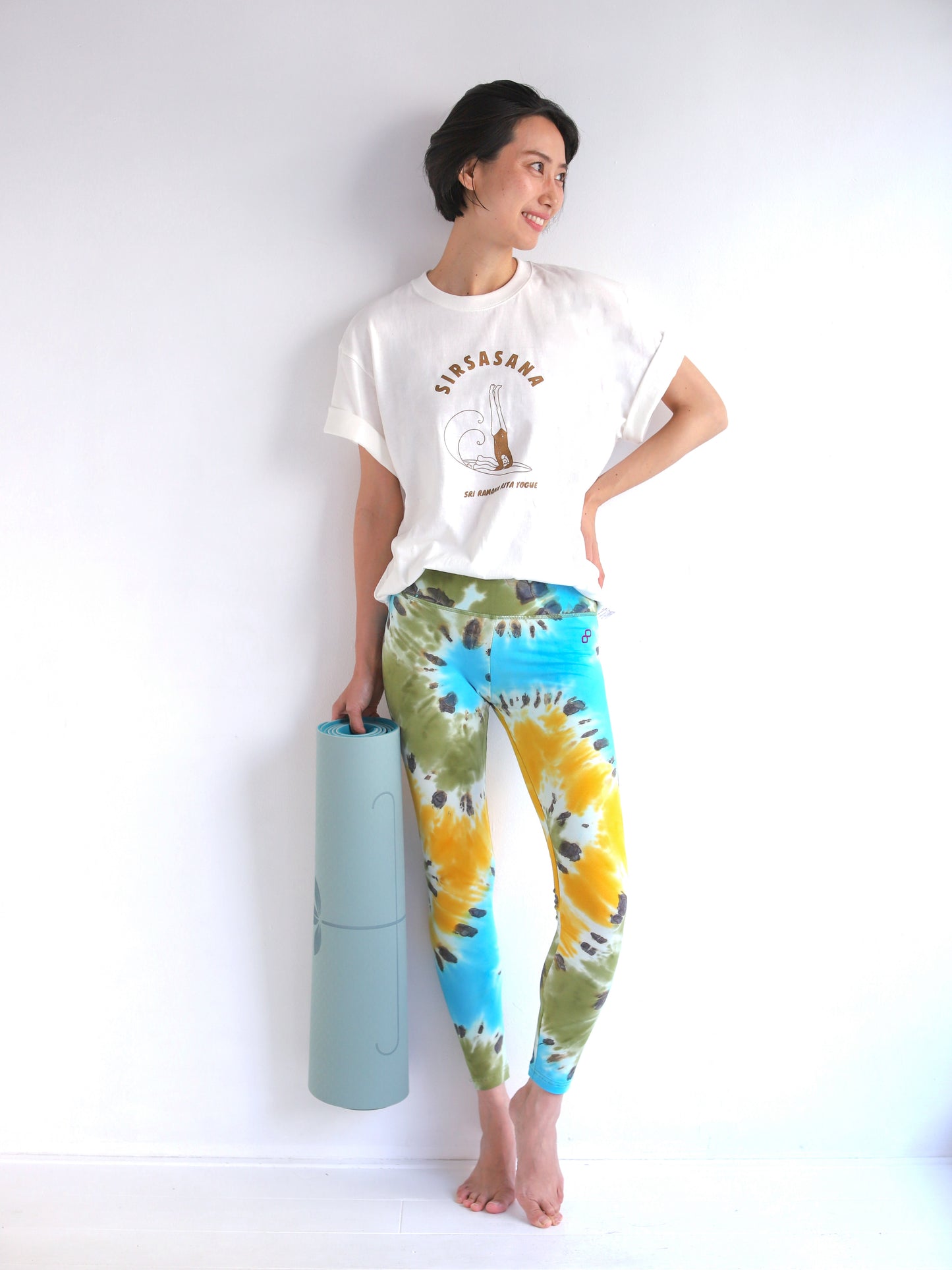 SRI.RAMANA.RITA.YOGUE SIRSASANA Tシャツ（オフホワイト×ゴールド）