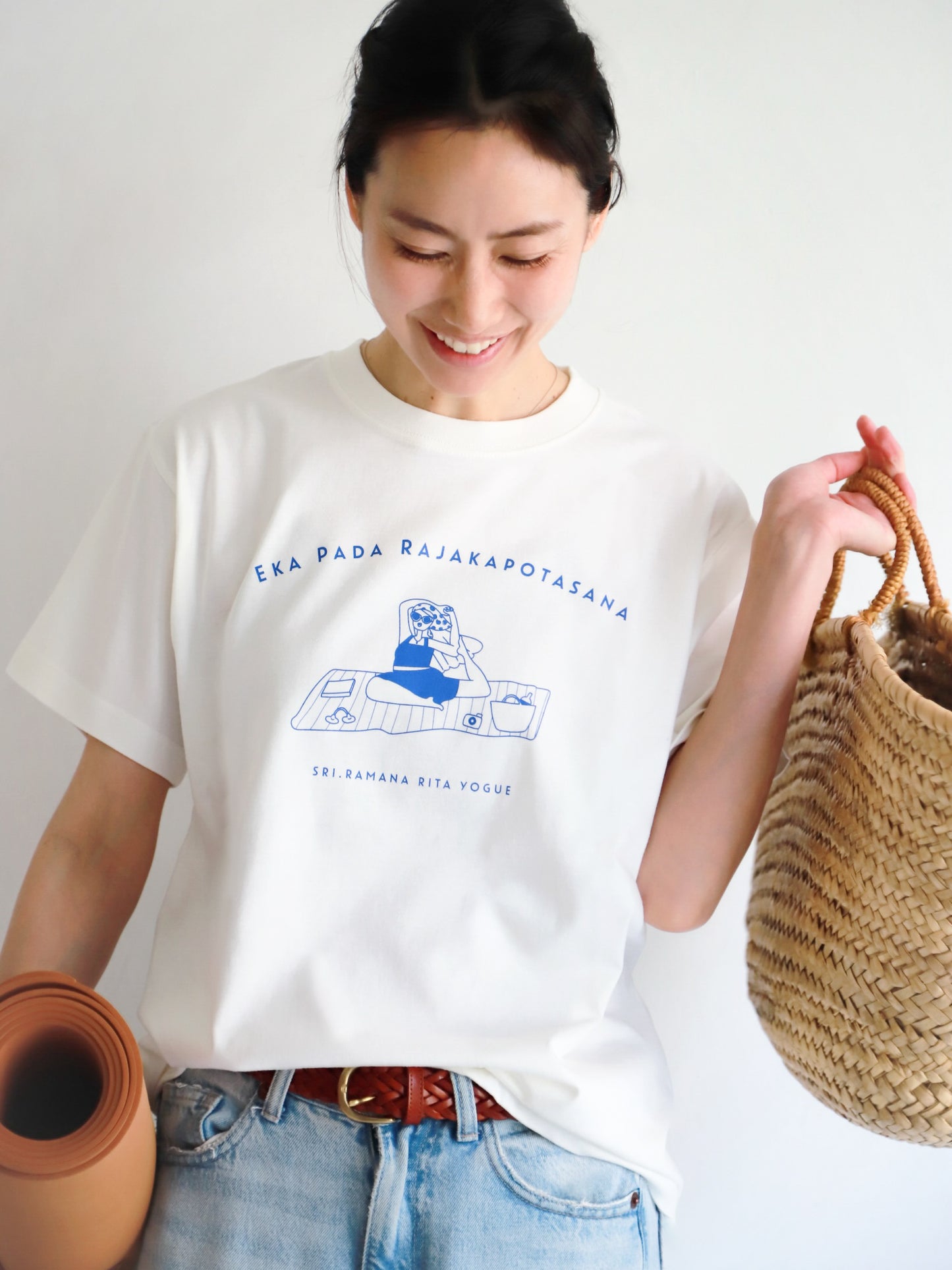 SRI.RAMANA.RITA.YOGUE/EKA PADA RAJAKAPOTASANA Tシャツ（白×ブルー）