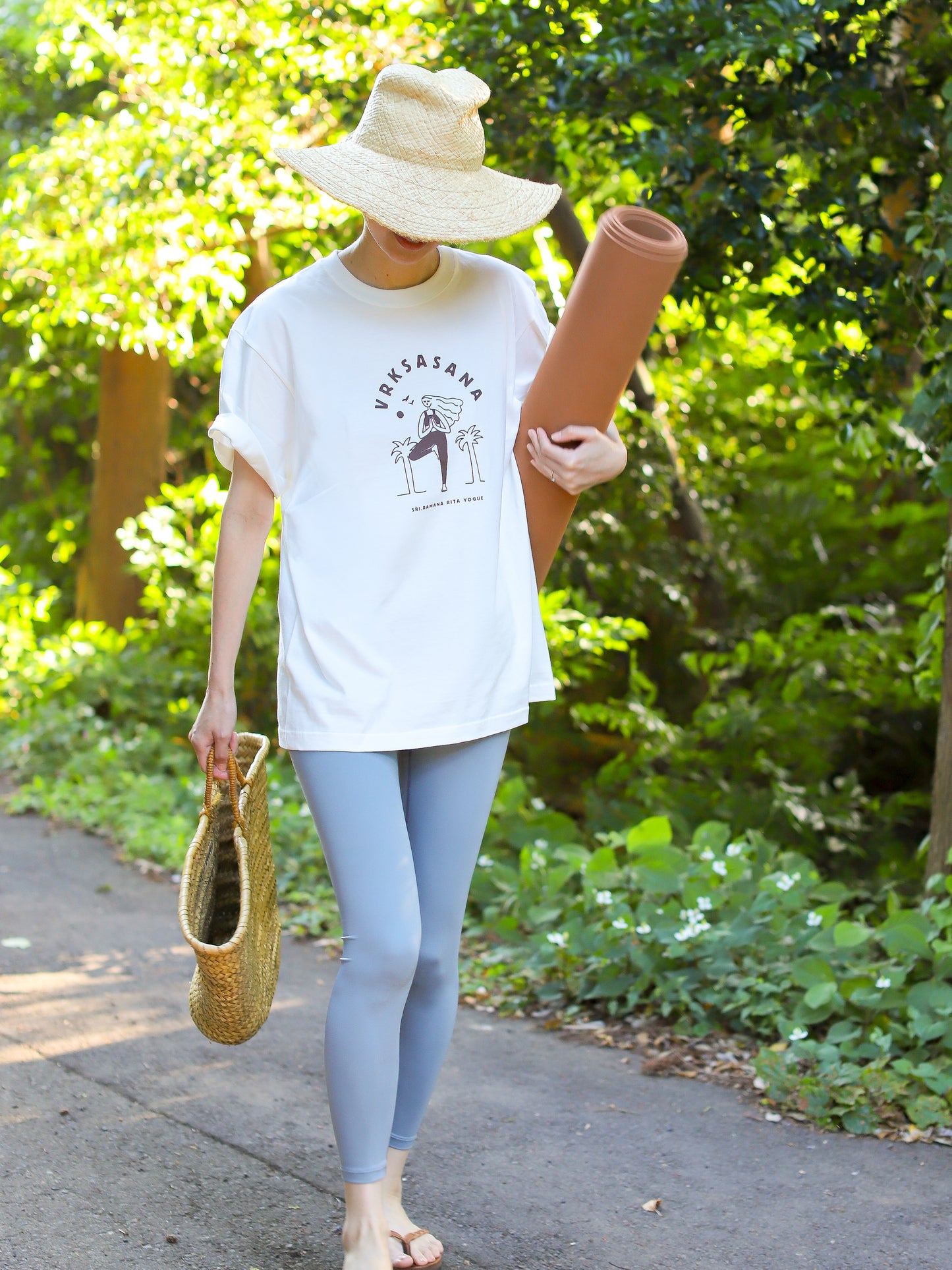 SRI.RAMANA.RITA.YOGUE VRKSASANA 立木のポーズTシャツ（オフホワイト×ダークブラウン）