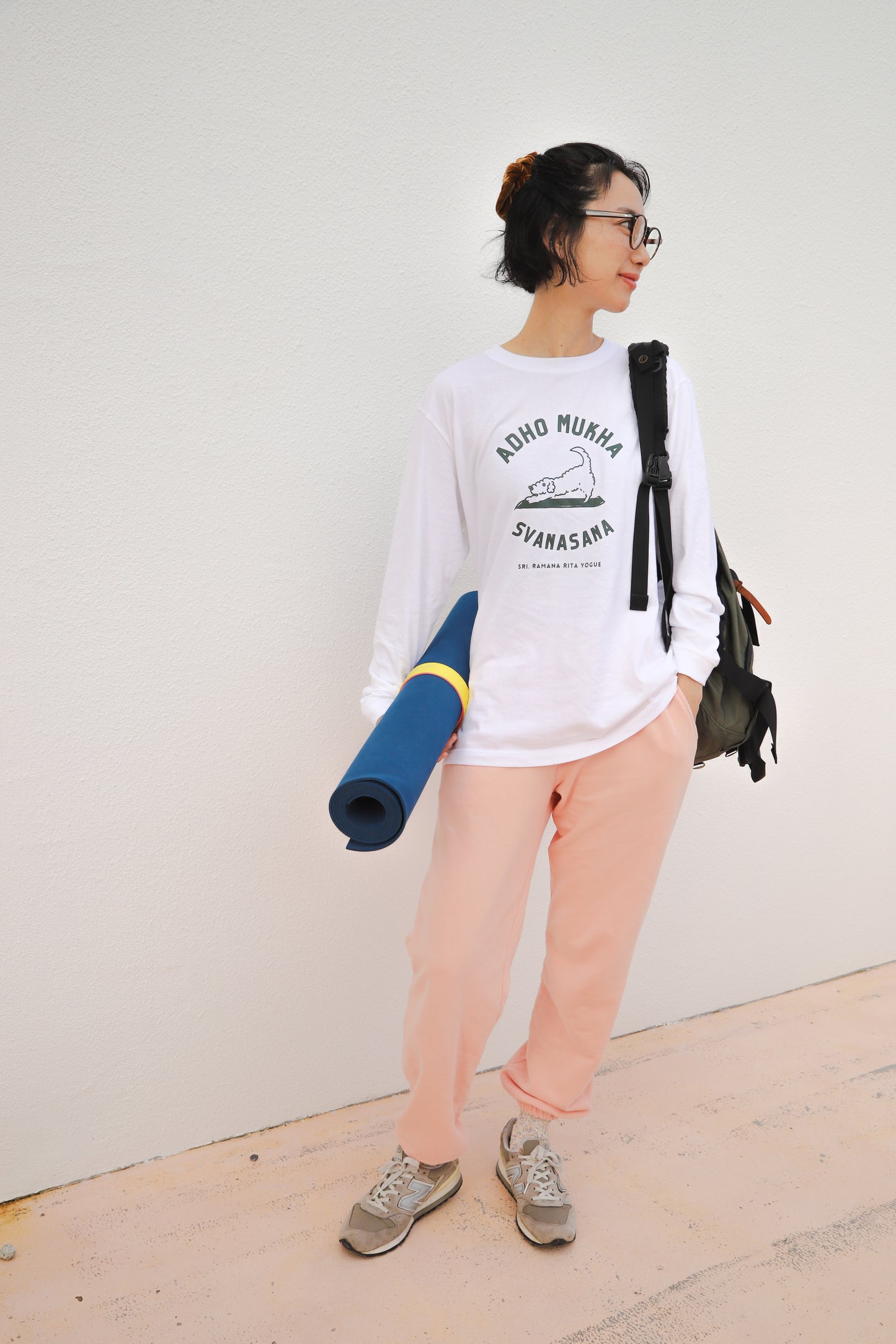 ADHOMUKHA SVANASANA ／ダウンドッグ　ロングTシャツ（白×ディープモスグリーン）アドムカ　シュヴァナーサナ