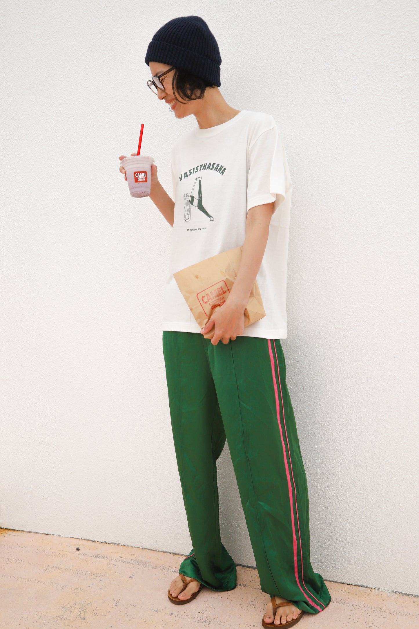 SRI.RAMANA.RITA.YOGUE  VASISTHASANA Tシャツ（オフホワイト×ディープモスグリーン）
