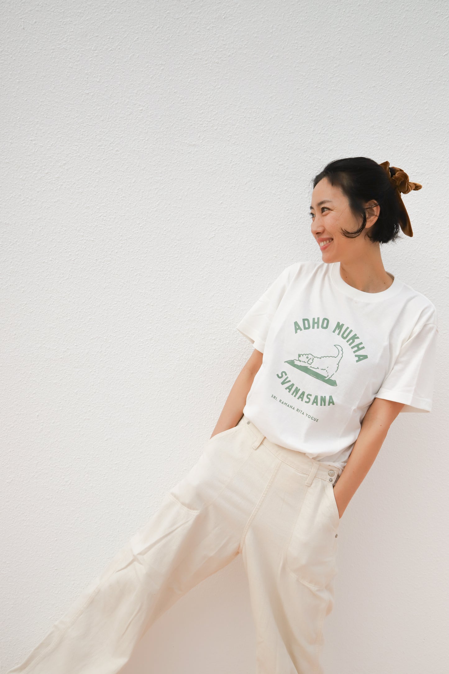 SRI.RAMANA.RITA.YOGUE／ADHO MUKHA SVANASANA　Tシャツ（オフホワイト×モスグリーン）