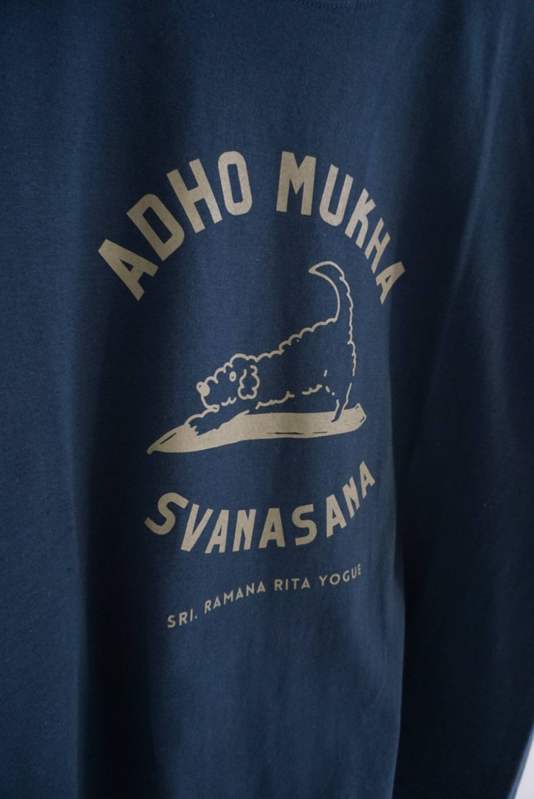 SRI.RAMANA.RITA.YOGUE 　ADHOMUKHA SVANASANA ／ダウンドッグ　Tシャツ(ネイビー×ベージュ）