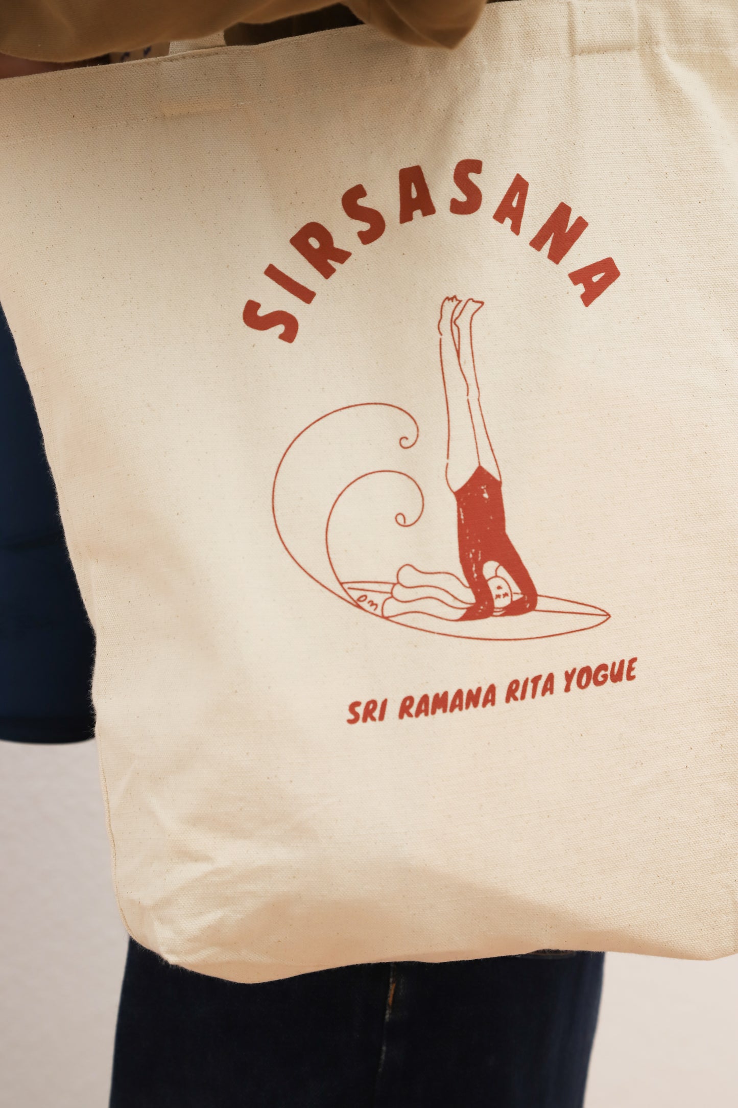 SRI.RAMANA.RITA.YOGUE SIRSASANA トートバッグ／テラコッタ