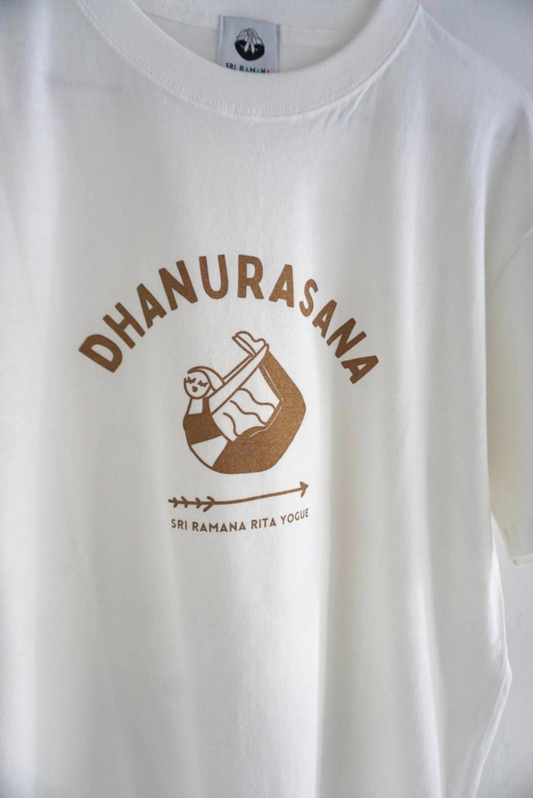 SRI.RAMANA.RITA.YOGUE 　DHANURASANA ／ダヌラーサナ　Tシャツ（白×ゴールド）