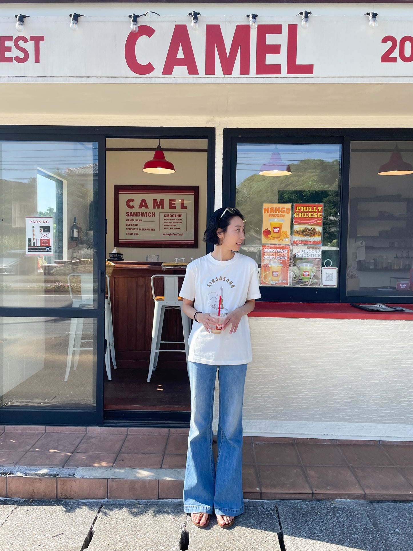 SRI.RAMANA.RITA.YOGUE SIRSASANA Tシャツ（オフホワイト×ゴールド）