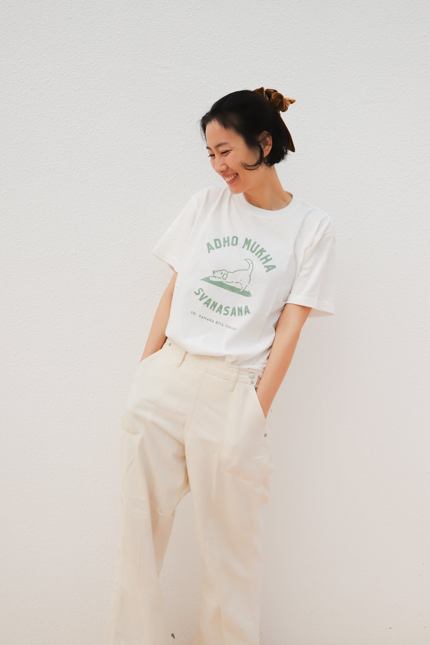 SRI.RAMANA.RITA.YOGUE／ADHO MUKHA SVANASANA　Tシャツ（オフホワイト×モスグリーン）