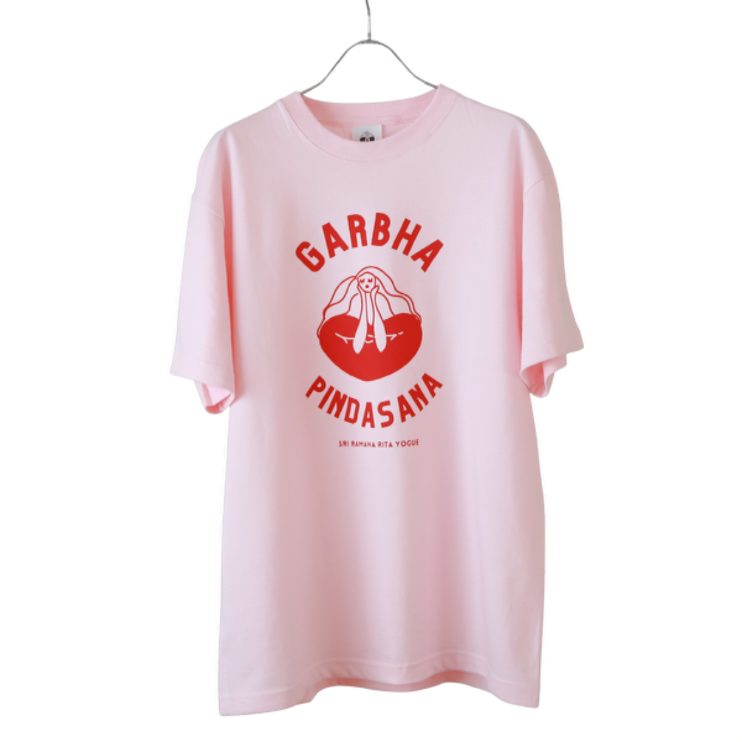 SRI.RAMANA.RITA.YOGUE／GARBHA PINDASNA Tシャツ（ピンク× 赤）