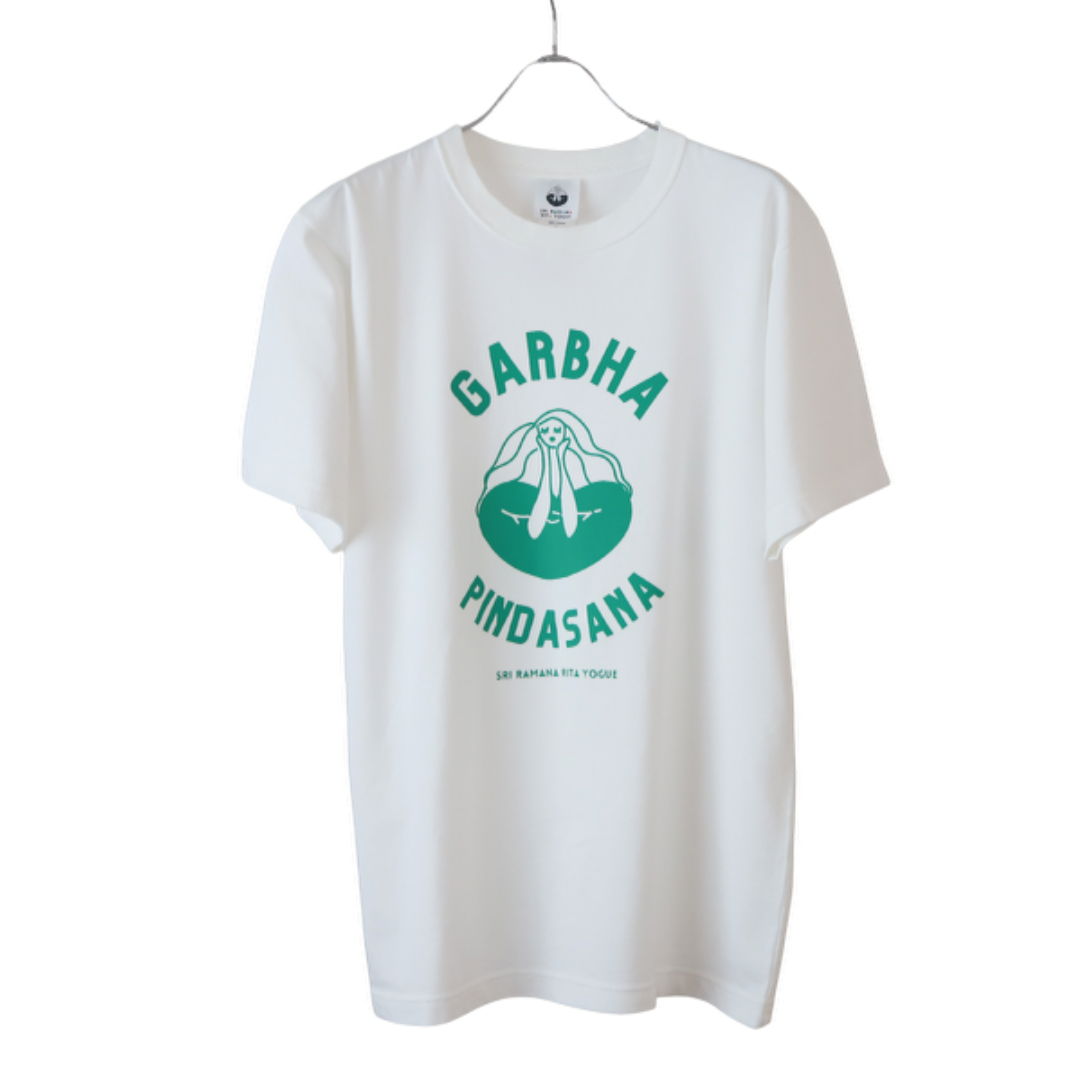 SRI.RAMANA.RITA.YOGUE／GARBHA PINDASNA Tシャツ（白× グリーン）